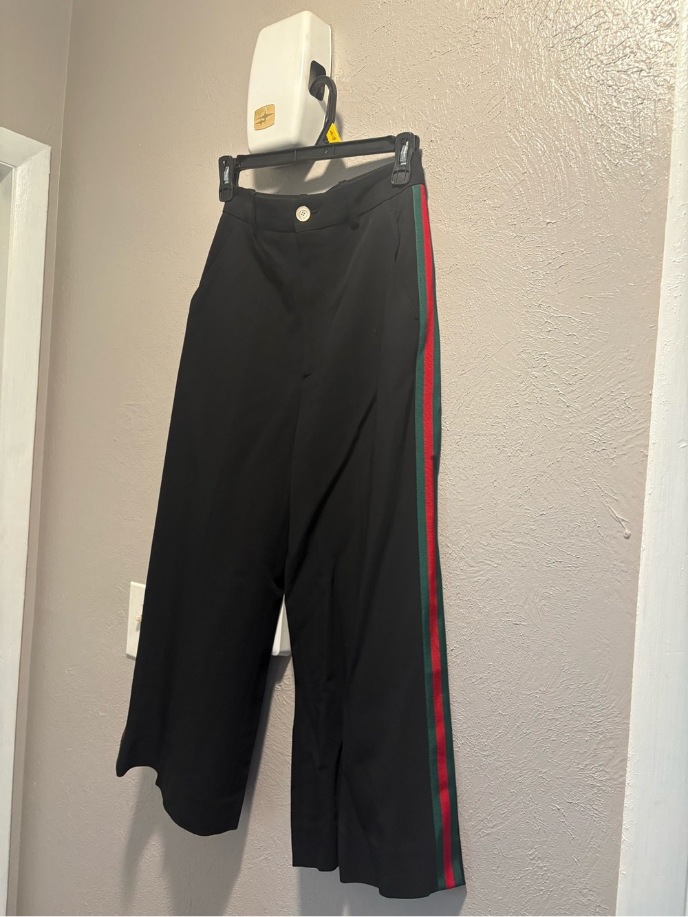 Gucci Black Wide-Leg Pants with Green and Red Side Stripe
Cropped pant